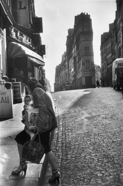 adanvc:  2nd arrondissement. Rue de Cléry. Paris, 1952. by Henri Cartier-Bresson 