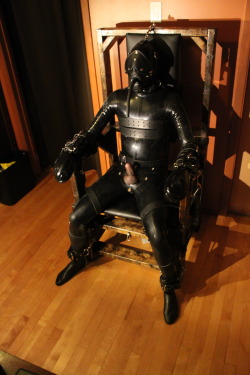 xrayeyesblue: pupzeus:  In keeping with #fullcoveragefriday this is me at the hands of an awesome Dom. You can tell the electro is high with the curling of the feet! :P   Re-blogs and original posts exploring the kinks lurking in The Hidden Recesses