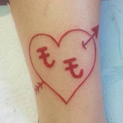 Thanks for coming in! Momo faeva. #tattoo #ink #arcaneink #rubyred #teamdeathless #apprentice #apprenticetattoo #heart #arrow #hiragana #ravenseyeink #chelsea  (at Raven&rsquo;s Eye Ink)