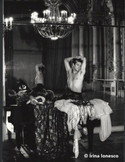 ratatoskryggdrasil:Irina Ionesco, Patrick Dupond dans le hall de l'Opéra de Paris, 1980  