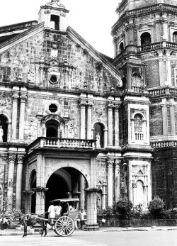 fyeah-history:  Binondo Church after an 1863 earthquakeEarthquake Baroque is a style of Baroque architecture found in places like the Philippines and Guatemala, which suffered destructive earthquakes during the 17th century and 18th century, where large