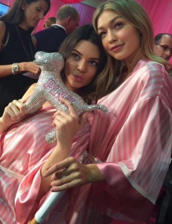 keeping-up-with-the-jenners:  Kendall &amp; Gigi backstage at Victoria’s secret fashion show 