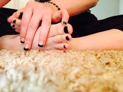 barefootwomen101:  wvfootfetish:  Great nail color.               