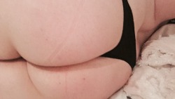 mirelurk&ndash;queen: I tuned at such an awkward angle that I made a huge dimple in my back lmao.   Booty on point tho 