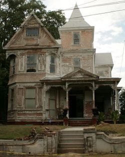 clavicle-moundshroud:  Abandoned house in Natchez, Mississippi. ☾♎☽ https://www.flickr.com/photos/mississippi_snopes/ 