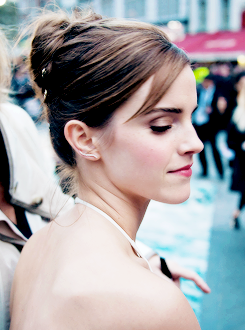 saoirsesronan:  Emma Watson signing for fans at ‘Noah’ UK Premiere (x) 