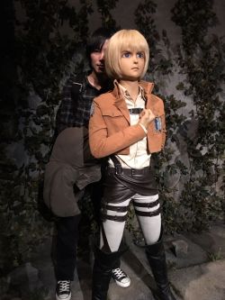 Isayama Hajime shares a photo with Universal Studios Japan SNK THE REAL’s Armin clonoid! The photo is from his surprise appearance over the weekend at the exhibition (More photos/video here, here, here and here). In the blog post, he also shares apologies