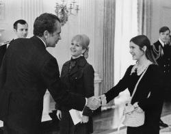 poedamneron: historicaltimes:  Carrie Fisher &amp; Debbie Reynolds Meet US President Richard Nixon  - Early 1970’s via reddit   