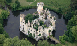 up4more:voiceofnature:  This forgotten castle (Château de la Mothe-Chandeniers) was abandoned after a fire In 1932. Seeing it up close Is breathtaking. These days it seems like castles only exist in storybooks and Disney movies. What happened to the