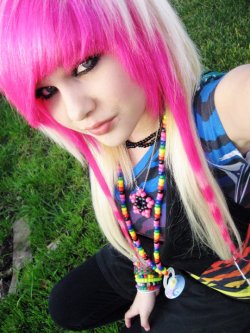 xscenequensx: Ambrehh is dead with white and pink hair and a coontail 