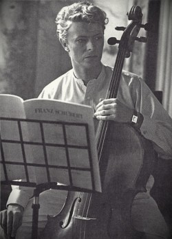 laudanumandabsinthe: brazilbazar:  my-retro-vintage: David Bowie playing cello   1983  __  There’s always room for Cello 