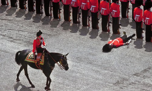 Le garde s'est évanoui juste au moment où la reine Elizabeth II passe à cheval lors du défilé de Londres, 1970.