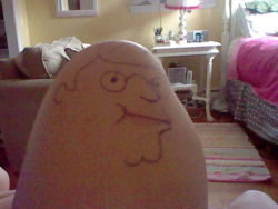 poodleass:  poodleass:  my sister drew peter griffin on her fu cking leg  this is it. this is fucking it. This site’s standard for humor has dropped so fucking low that in a matter of a few hours at least 1000 people are fucking losing their shit over