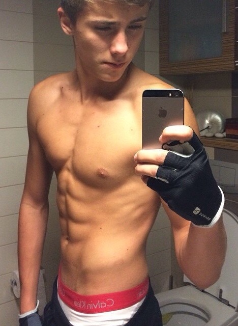 Gay boy nude selfie