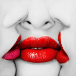 mad-moiselle-a-esprit-erochic:  Différence entre un baiser plein d’amour et de tendresse, Et un baiser passionné et langoureux… Je ne pourrai pas me contenter simplement de tendresse et d’amour…