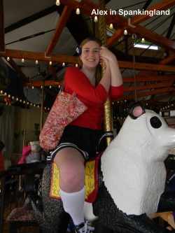 Everyone should get to ride on a panda carousel at least once. ^_^