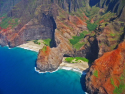 holdingmysides:  The Hidden Beaches of Kapaa, Hawaii. Photo by Walter K. [2272x1704]. Earn money online: http://ift.tt/1b4yTKi