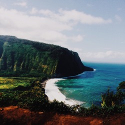 his808life:  maliabythesea:go2thegoal:  Waimea Bay Overlook, I miss you  when people delete your captions and add their own that are completely wrong.  I feel you on this.  Lol wtf