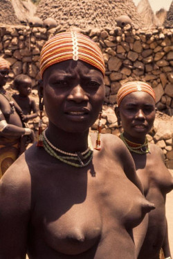 Cameroonian Podokwo girls, by Georges Courreges.