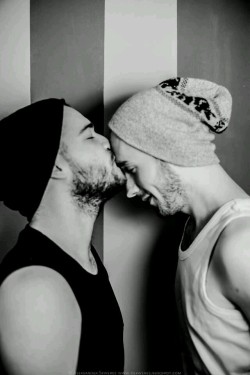 fuckyeahdudeskissing:  Fuck Yeah Dudes Kissing A place to see men kiss on Tumblr. Submit a kiss.