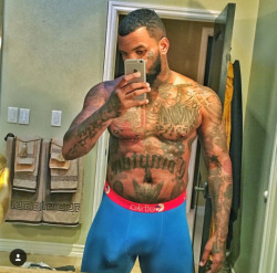 celebpenis: Rapper - The Game letting us see his bulge  Full post at http://malecelebsblog.com/the-game-bulge-pic/ 