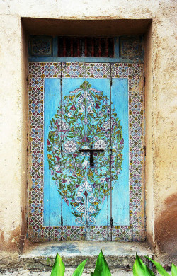 hijos-delsol:  t-a-h-i-t-i:  Painted Door, Rabat Oudaias (Morocco) by David&amp;Bonnie   Perfection Perfection Perfectionnn (Queued for hijos-delsol)