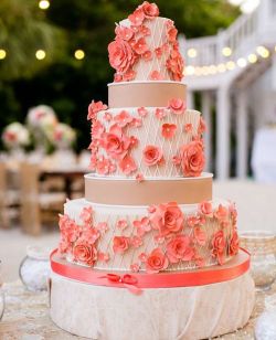 headlesscakes:  Wedding cake en We Heart It - http://weheartit.com/entry/125912271