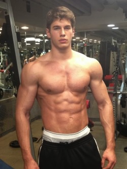 moboy:  prickin:  porn blog following back all ;)  Now this lad is HUNKY! That face on top of that body! Those ARMS1 Those VEINS! H U N K Y !  