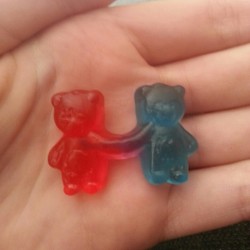everyonelovesrobots:  weeabooegg:i found ruby and sapphire in my haribo sweets  