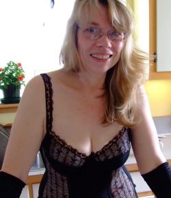 kygentleman6666:  ancientmariner44:  Reba  Reba is a Beautiful Sexy Alluring Lady!  She is Awesome 