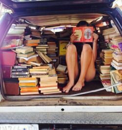 bookshelfporn:  egbudiwe:  ☆  I would hide away in there all summer. 