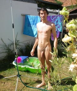 nudelifestyle:  garden nudist