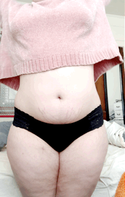 delusionsandfantasies:good morning from my hips and tummy 🌞 🍳