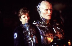 Maszületettbárányok:A képen látható 2 színész egy napon született és együtt nyomták a Robotzsarut!!!Nancy Allen (1950)Peter Weller (1947)