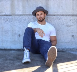 bangarangblog:  I’ve teamed up with UNIQLO to show you how I style their new season jogger pants.   I’ve teamed these pin stripe ones with a basic white UNIQLO tee, and old thrashed Converse.   You can find them here:  http://www.uniqlo.com.au