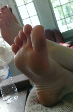 podophilliac-ii:  Women’s sexy feet up close.  I would love to suck her toes, smell her feet, and let those soft warm soles slide up and down with a nice footjob. 