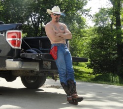 cowboybootedmen:  Everything about this picture makes my cock hard.