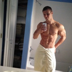 glad2bhere:  Dan Rockwell……..check out those shoulders… 