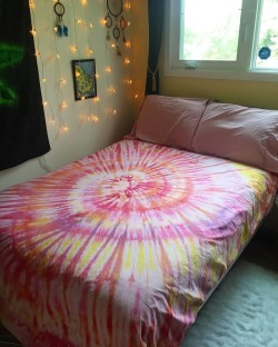 I finally tie dyed some bedding ❤️ Always falling asleep in a sea of colors now. #tiedye #colorful #duvetcover #decor #diy #craftlife #hippy #fairylights #bedroom #soberlife #3months