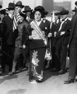 brightyoungmoga:  “On October 27, 1917, twenty-thousand suffragists marched on Fifth Avenue in New York City demanding the right to vote. In the center is Komako  Kimura (1887-1980), a prominent Japanese suffragist and actor.  Kimura,  along with Mitsuko