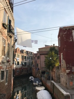lipglosse:Clothes hung to dry around venice