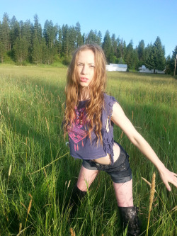 DaisyRay is an outdoor Goddess in summer cutoffs. 