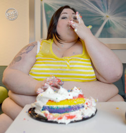 ray-norr:  suchafatash:  An extra just for fun. I look so huge and greedy. http://ash.bigcuties.com  All of my want &lt;3