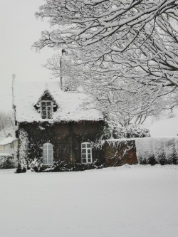 vwcampervan-aldridge:  Snow covered gatekeepers Cottage, Dartmouth park, Sandwell, West Midlands, England 