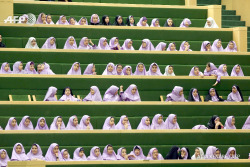 afp-photo:  IRAN, Tehran :  Iranian school girls attend a parliament session in Tehran on March 1, 2016. / AFP / ATTA KENARE                          