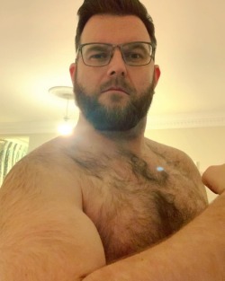 drew-bear84:3 nights, in a row, at the gym: DONE ✅  Douche-y flex selfie: DONE ✅  No gym now til the weekend!! Thank god…  . #justme #gay #gaybear #bear #beard #hairy #hairygay #hairychest #selfie #gymmotivation #fitfam #scruff #scruffy #scruffyhomo