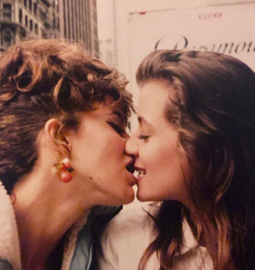 idasessions: Jennifer Grey and Mia Sara on the set of John Hughes’ Ferris Bueller’s Day Off (1986) Jennifer surprised the cast and crew during filming of the famous parade sequence by secretly showing up to the location dressed as a tourist, which