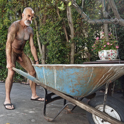 denverfursruffnecks:    #001597 07/19/16      If he can fill that wheelbarrow with cum, I’ll bathe in it!