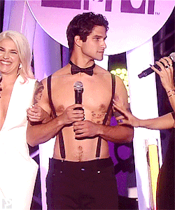 poisonparadise:  Tyler Posey presents the nomination for Fandom of the Year - Comedy ►