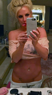 famousfakes:  Not a fake. Holy smokes Britney Spears’ body is incredible.